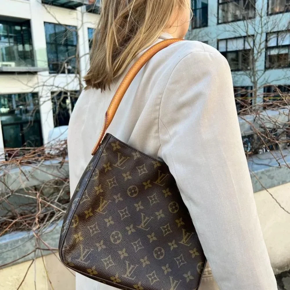 Louis Vuitton Looping MM Monogram Zippered Tote Bag w/ Hand Painted Luggage Tag - Picture 3 of 13
